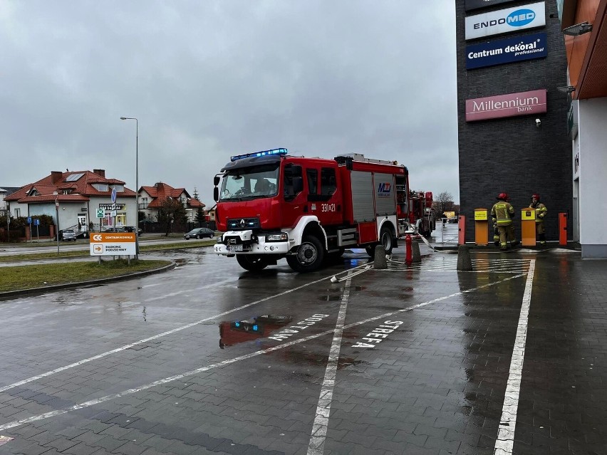 Pożar w centrum handlowym Kowale! Na parkingu podpalił się...