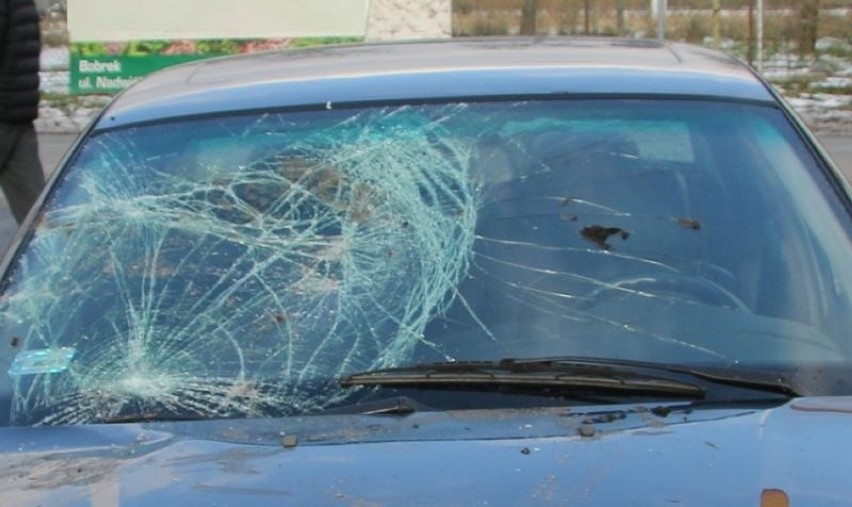 27-latek z Chełmka zdewastował bmw stojące na parkingu