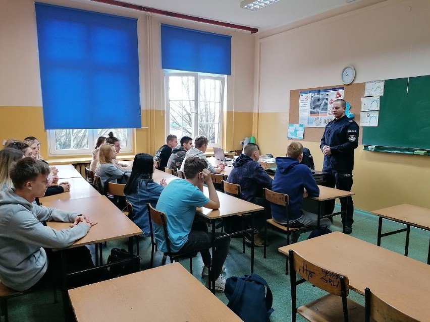Września: Wrzesińska Policja, Hufce Pracy i narkotyki - spotkanie z uczniami