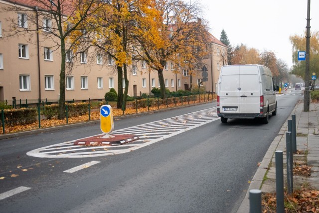 Słupki na Marcelińskiej zniknęły - trzeba jednak znaleźć rozwiązanie, jak uniemożliwić skutecznie parkowania w osi jezdni.