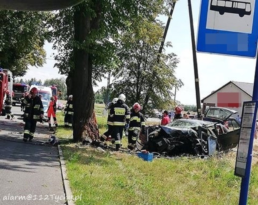 Śmiertelny wypadek w Chełmie Śląskim: 23-letni kierowca roztrzaskał się o drzewo ZDJĘCIA