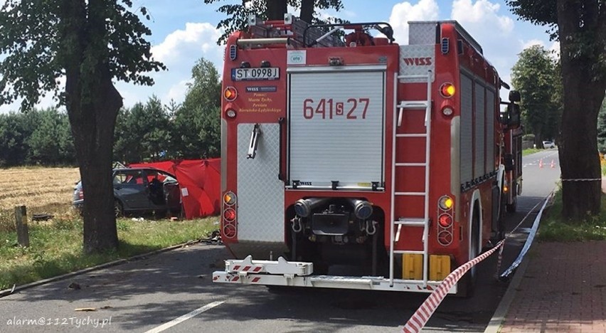 Śmiertelny wypadek w Chełmie Śląskim: 23-letni kierowca roztrzaskał się o drzewo ZDJĘCIA