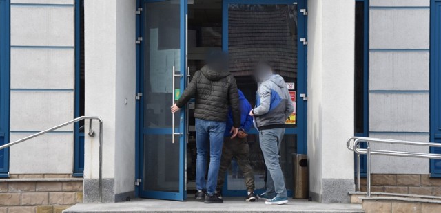 Policjanci doprowadzili do tarnowskiej prokuratury pięciu podejrzanych. Wobec jednego z nich zastosowano areszt tymczasowy na okres trzech miesięcy