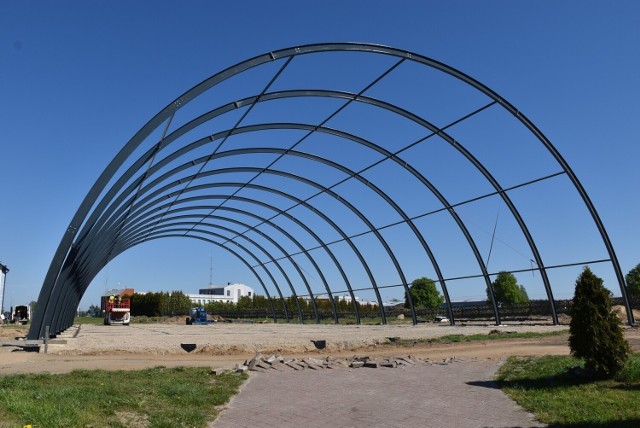 Metalowy stelaż już jest - na niego naciągnięta będzie biało-niebieska plandeka.