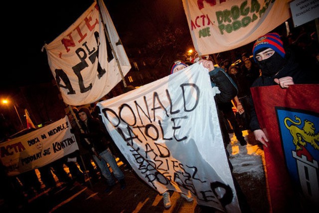 Spod urzędu pikieta udała na plac Pamięci Narodowej, stamtąd pod siedzibę częstochowskiej PO.
Fot. Krystian Jamr&oacute;z