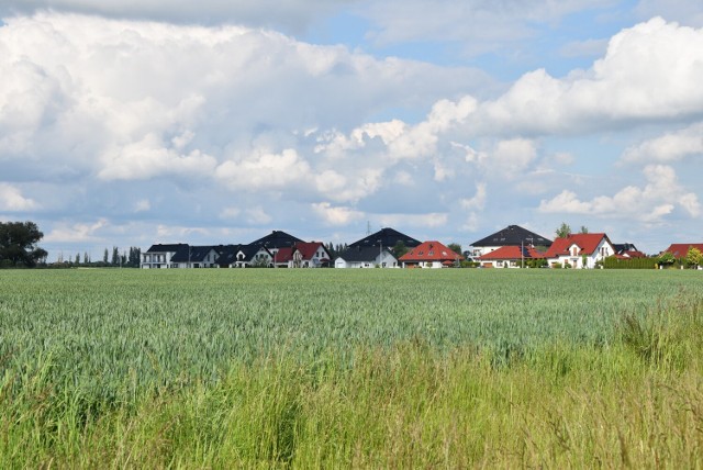 Na działce przy ulicach Jagiellońskiej, Podkowińskiego, Kantora i Cybisa, która jest obecnie własnością Krajowego Ośrodka Wsparcia Rolnictwa, ma powstać 150 mieszkań.