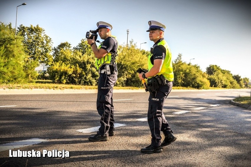 Policjanci sprawdzają przede wszystkim prędkość pojazdów i...