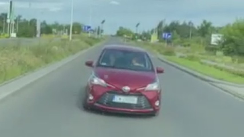 Kierowca jadący Toruńską we Włocławku w kierunku Torunia...