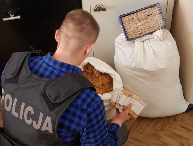 Zarówno w mieszkaniu w Gniewkowie i pomieszczeniu gospodarczym policjanci ujawnili worki z krajanką tytoniową o wadze 22 kg i 40 paczek z papierosami