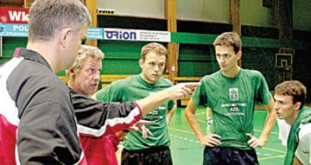 Wskazówek trenera Brokkinga słuchają (od prawej): Jakub Oczko, Bartosz Gawryszewski i Adrian Patucha.