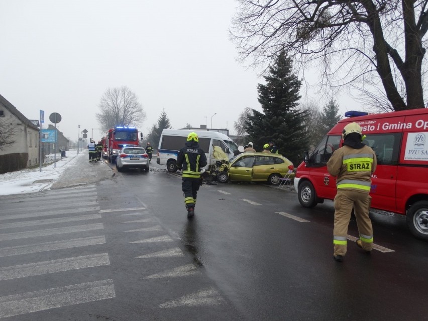 Opalenica: Groźne zderzenie osobówki i busa na ulicy 3 Maja