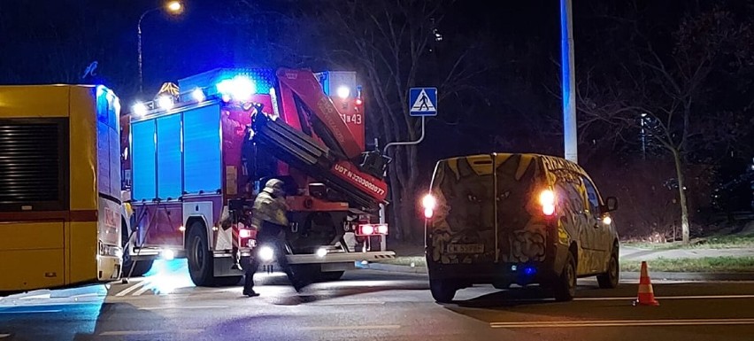 Zderzenie opla z autobusem MPK we Włocławku