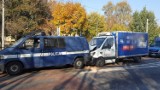 Samochód uderzył w radiowóz w Gdańsku. Sześciu policjantów musiało pojechać do szpitala [zdjęcia]