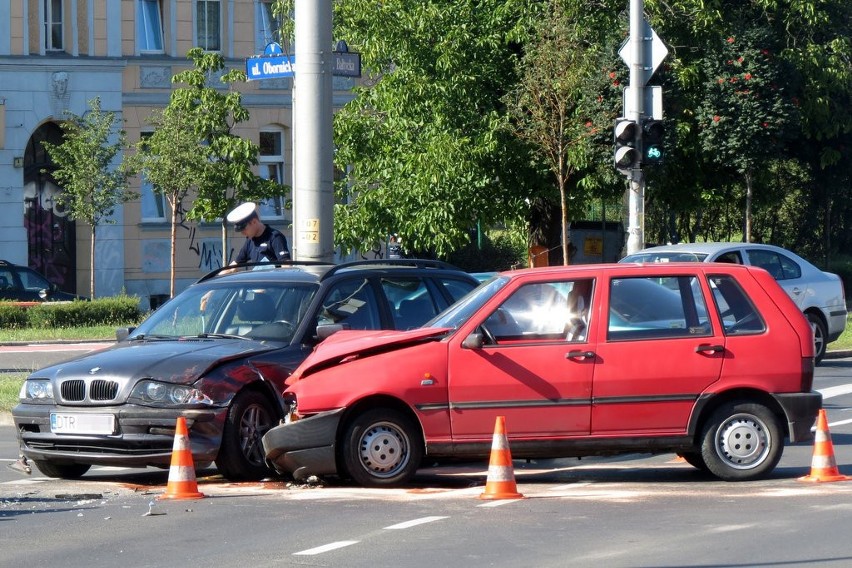 Wrocław: Wypadek na Obornickiej, dwie osoby ranne (ZDJĘCIA)