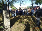 Grodzisk Wielkopolski: Licealiści zapalili znicze na dawnych cmentarzach [FOTO]