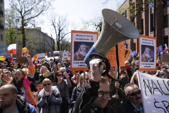 Protest nauczycieli i pracowników oświaty pod Ministerstwem Edukacji Narodowej.