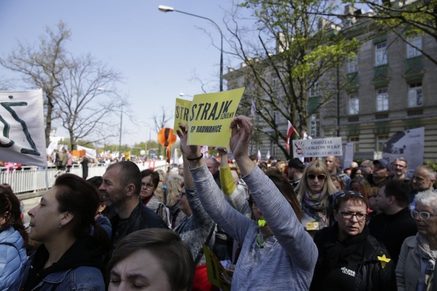 Protest nauczycieli i pracowników oświaty pod Ministerstwem...