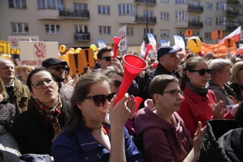 Protest nauczycieli i pracowników oświaty pod Ministerstwem...