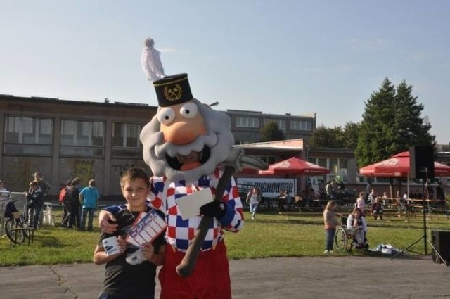 Jorguś, Górnik Zabrze. Nawiązuje do górniczej tradycji zabrzańskiego klubu,  ale także do czasów współczesnych o czym świadczy koszulka "młynowa". Początki Jorgusia nie były łatwe, ale ostatecznie został przez kibiców zaakceptowany. Spotkania z najmłodszymi sympatykami Górnika sprawiły, że stał się w Zabrzu postacią rozpoznawalną.