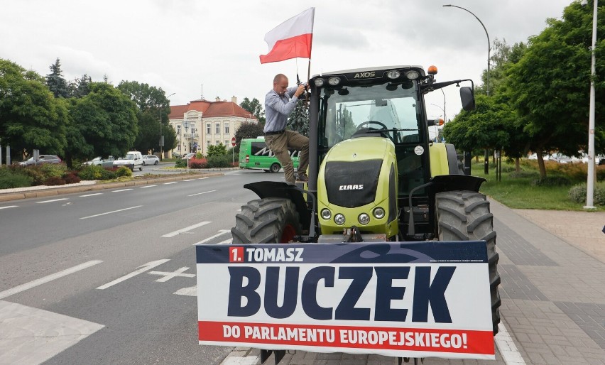 Tomasz Buczek na „Traktorze wolności” wjechał do Brukseli [ZDJĘCIA]