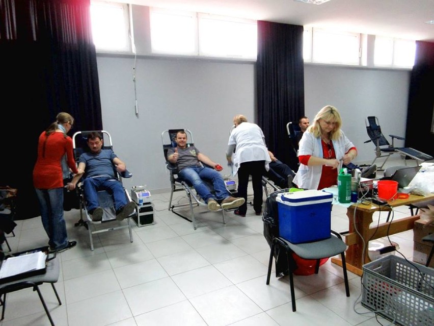 Akcja krwiodawstwa w Opocznie: Oddali prawie 20 litrów krwi i zbierali korki dla Huberta [ZDJĘCIA]