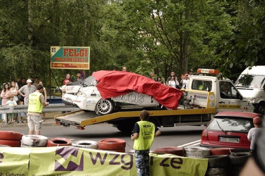 Rozbite auto na lawecie. Fot. Tomasz Kolowski