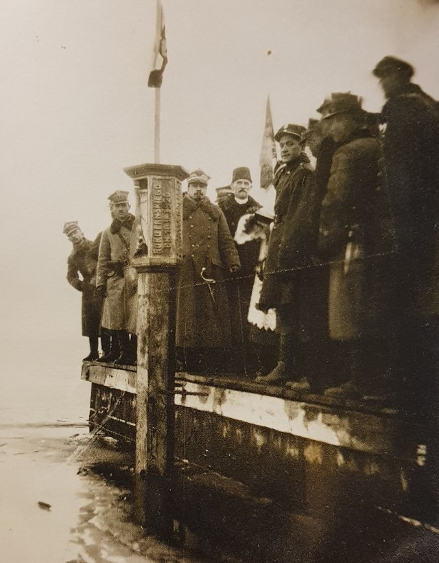 Album fotograficzny z Dni Wejścia Wojsk Polskich na Pomorze wręczony dowódcy Frontu Pomorskiego gen. Hallerowi w dniu imienin. Adam Mściwujewski - autor zdjęć. 19 marca 1920