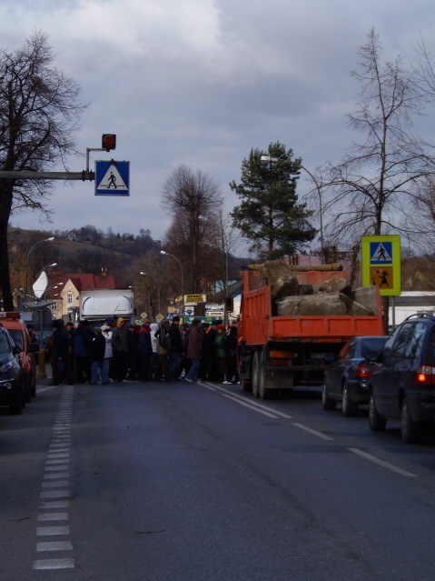 Zakorkowana ulica Piłsudskiego w Limanowej: mieszkańcy blokują drogę w ramach protestu [ZDJĘCIA]