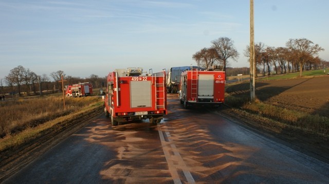 Borzęciczki (gm. Koźmin) - Po zderzeniu dwóch ciężarówek, zablokowana trasa z Koźmina na Borek