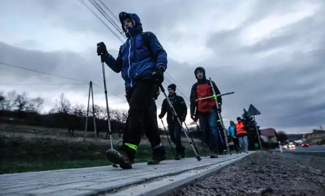 Opis: To najstarsza trasa rejonu EDK Rzeszów. Wiedzie do Sanktuarium oo. Bernardynów, bazyliki mniejszej pw. Zwiastowania NMP. 
Przebieg: Rzeszów - Krasne - Strażów - Palikówka - Czarna - Rakszawa - Brzóza Stadnicka - Brzóza Królewska - Leżajsk
Długość: 51 km
Szacowany czas przejścia: ok. 12 godzin
Szczegóły: Więcej informacji o tej trasie oraz zapisy

O EDK: 
Ekstremalna Droga Krzyżowa ma charakter indywidualny, podczas przejścia wybraną trasą, w razie jakichkolwiek nieprzewidzianych zdarzeń, jesteś zdany wyłącznie na własne siły. Przejście odbywa się bez przewodnika, powrót organizuje się we własnym zakresie. W czasie Ekstremalnej Drogi Krzyżowej - od momentu dotarcia na I stację - obowiązuje reguła milczenia. Wyjątkiem od tej zasady jest głośne odczytanie rozważań i modlitwa przy każdej stacji.

Zapisać można się tylko na stronie EDK. Pakiet uczestnika kosztuje 15zł. W ramach pakietu uczestnik otrzyma książeczkę z rozważaniami, opaskę odblaskową silikonową, przypinkę EDK oraz opis danej trasy (można też korzystać z GPS, trasa do pobrania na stronie).

Uczestnicy EDK z Rzeszowa wyruszą 7 kwietnia spod kościoła garnizonowego. O godz. 18.30 rozpocznie się wydawanie materiałów, o 20 msza święta.