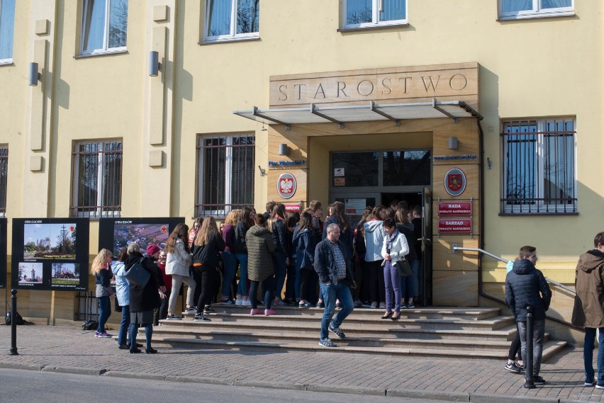 Targi edukacyjne dla młodzieży w starostwie powiatowym w Rawie Maz. [ZDJĘCIA]