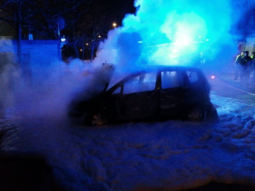 Przy Dworcowej spalił się samochód! Nocna akcja OSP (ZDJĘCIA)