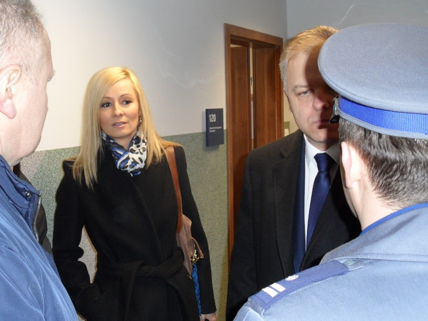 Sylwia Piątkowska wraz z burmistrzem Jerzym Zakrzewskim podczas otwarcia wyremontowanej komendy policji w Kłobucku