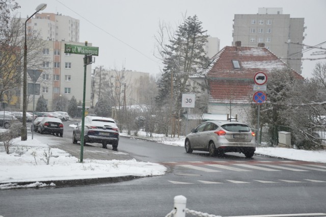 Wjazd z ulicy Powstańców na ul. Wiśniową jest zdaniem mieszkańców niebezpieczny.