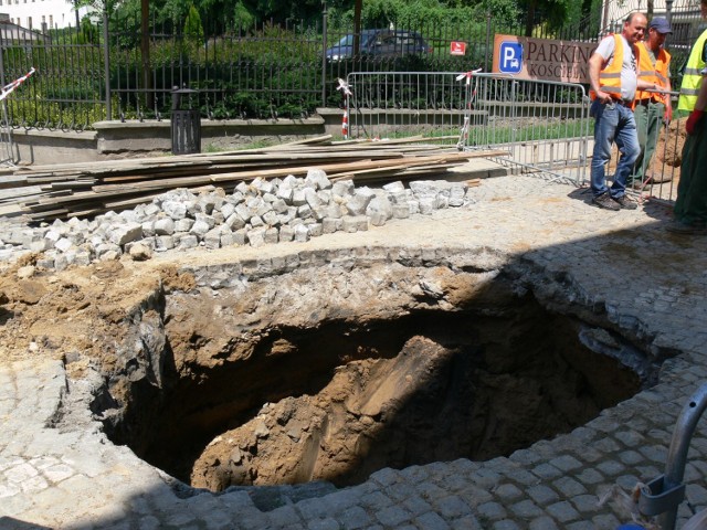 Głęboka na kilka metr&oacute;w dziura powstała na ulicy Mariackiej w Sandomierzu, po tym, jak na Rynek pr&oacute;bował wjechać samoch&oacute;d wywożący śmieci.
