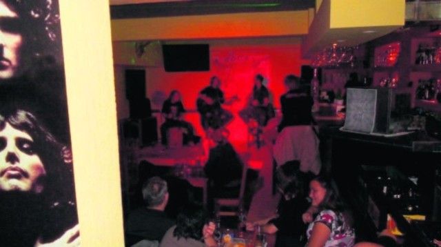 Klubowy nastrój panujący w Rocky Pub Art & Bro przyciąga wiele osób, które kochają dobrą muzykę i piwo