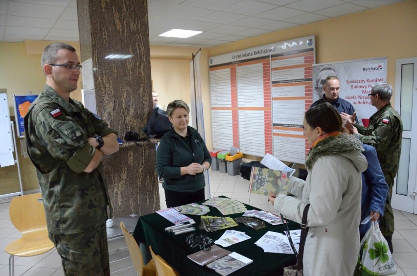 Żołnierze zachęcają w Bełchatowie, by dołączyć do służby