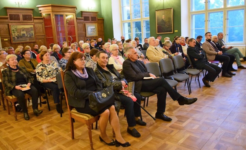 Tarnobrzeg. Ksiądz prałat Michał Józefczyk upamiętniony na kartach książki "W rytmie serca". Zdjęcia ze spotkania promocyjnego 