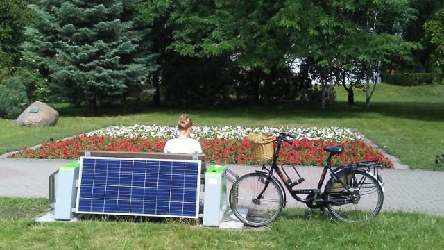 Ławka solarna w Toruniu. Z pozoru prosta rzecz także może być "smart"! Zobacz, jak wygląda! [ZDJĘCIA]