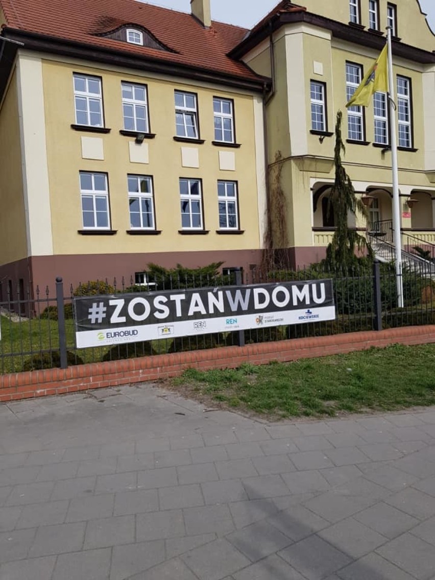 #ZostańwDomu banery z takim hasłem wiszą na ulicach miasta ZDJĘCIA 