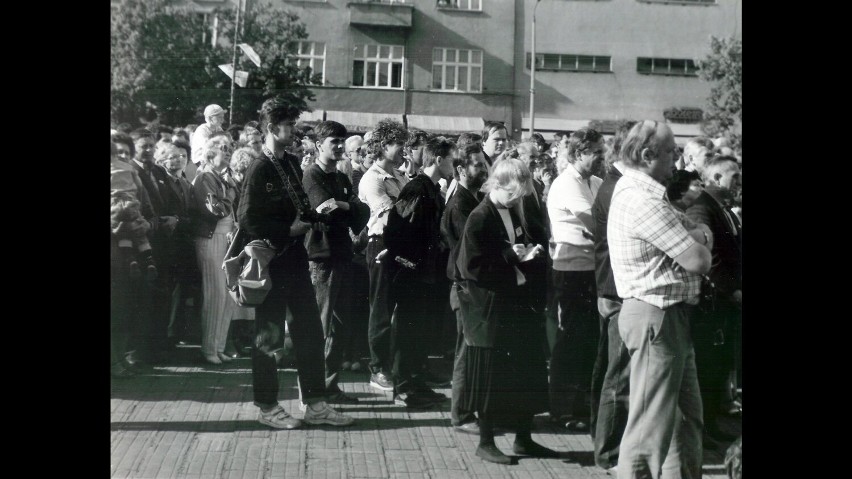 Oborniki w 1989 roku. Spontaniczne spotkanie działaczy Solidarności na obornickim rynku [ZDJĘCIA]