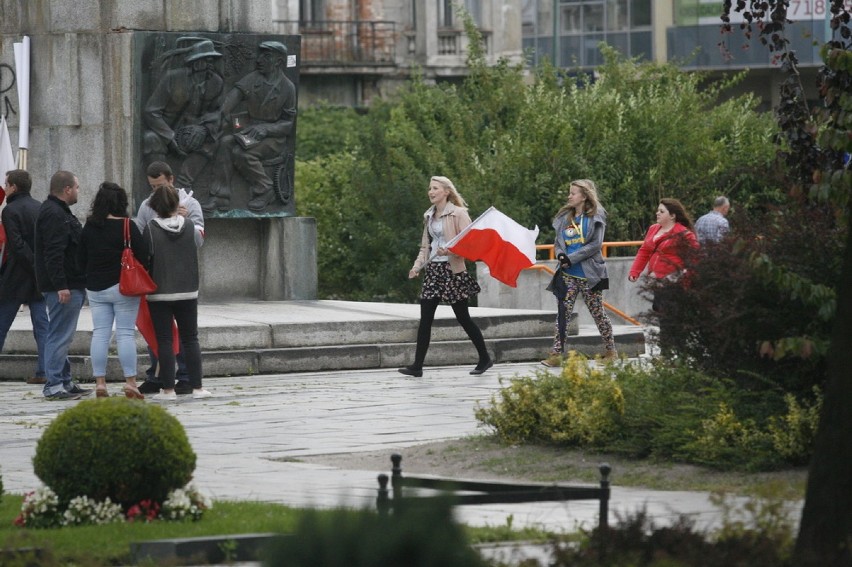 Manifestacja pod pomnikiem wdzięczności w Legnicy (ZDJĘCIA)