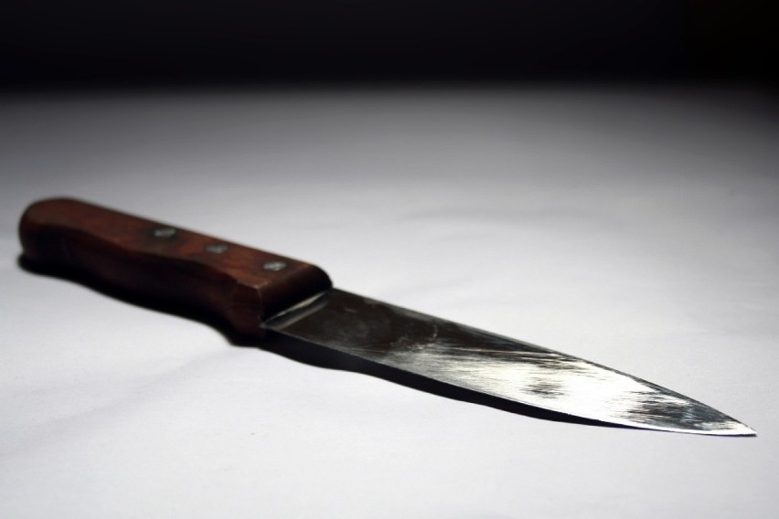 Atak nożownika w Rybniku: Napastnik ranił 2 osoby w barze. Zaatakował udzielającego im pomoc