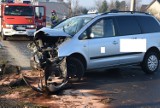Wypadek w Lenartowicach. Samochód uderzył w drzewo. Dwie osoby trafiły do szpitala
