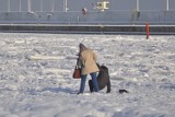 Zamarznięta Zatoka Gdańska. Ludzie zaczynają spacery po lodzie [zdjęcia]
