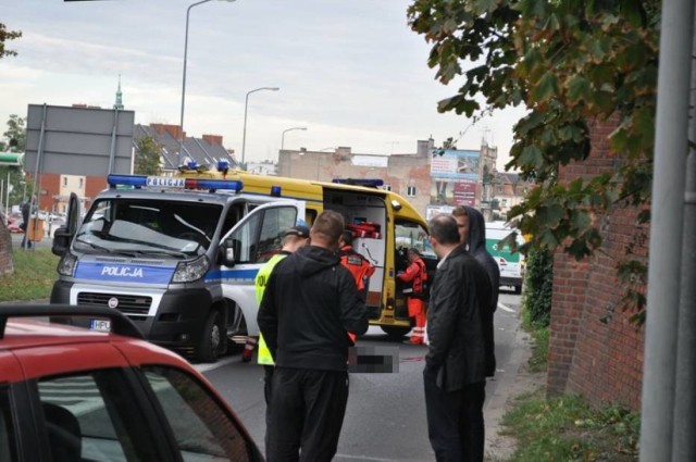 Do tragicznego zdarzenia doszło w czwartek, 24 września około godziny 9 na ul. Kilińskiego. Z wiaduktu na drogę spadł mężczyzna. Poniósł śmierć na miejscu.

CZYTAJ WIĘCEJ: Śrem: mężczyzna spadł z wiaduktu. Nie żyje [ZDJĘCIA]