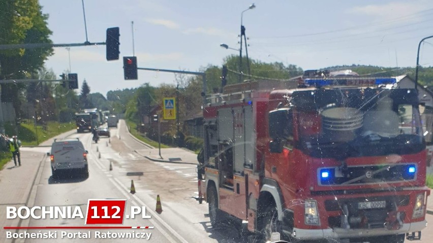 Łapczyca. Zderzenie dwóch dostawczaków w centrum wsi spowodowało duże utrudnienia [ZDJĘCIA]