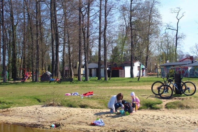 Mimo, że do sezonu letniego jeszcze sporo czasu, to już nad jezioro w Osiecznej i na tamtejszą plażę w chwili czasu przybywa sporo osób. Spacerują, jeżdżą na rowerze i podziwiają wiosenne uroki tego miejsca.