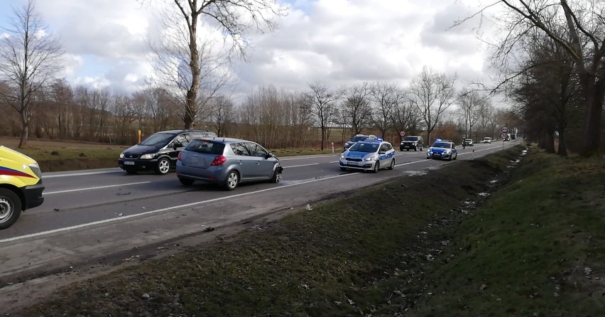 Wypadek na trasie Słupsk - Ustka. Czołowe zderzenie z radiowozem [ZDJĘCIA]