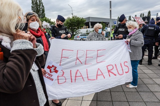 Demonstracja poparcia dla białoruskich opozycjonistów przed finałem Ligi Europy na Polsat Plus Arenie Gdańsk